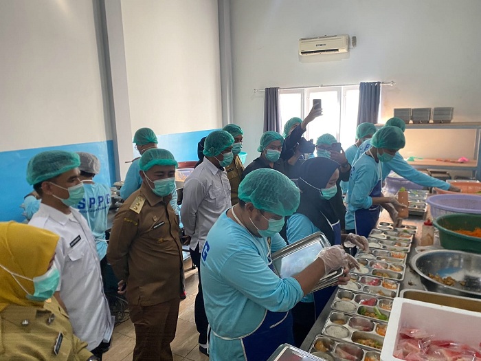 TINJAU MBG: Wagub Kalbar Krisantus meninjau dapur  ke Satuan Pelayanan Pemenuhan Gizi (SPPG) Akcaya 2, Pontianak, Selasa (23/9), untuk monitoring Program MBG.