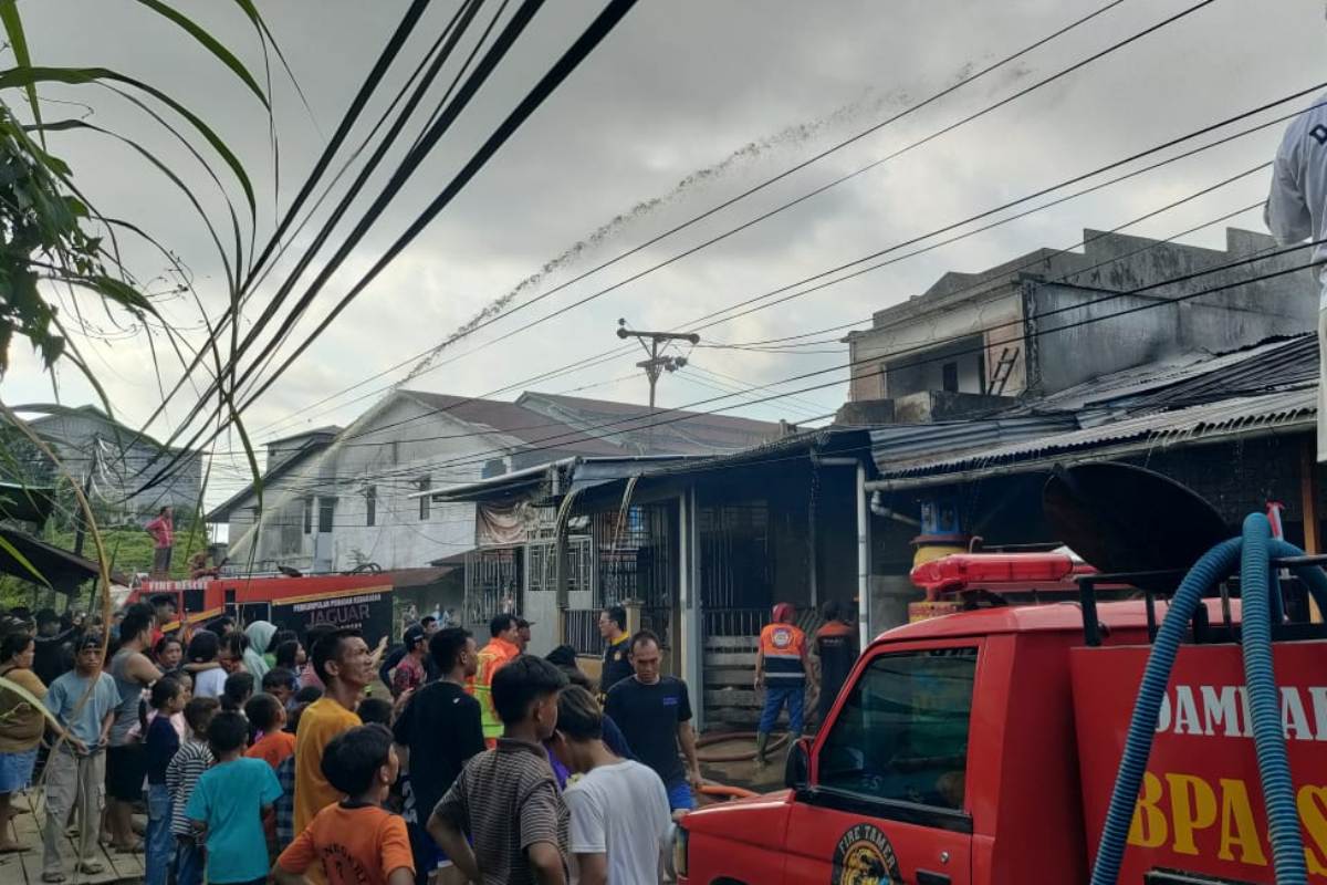 Kebakaran melanda dua rumah warga di Kelurahan Sungai Pinyuh Kabupaten Mempawah pada Rabu (24/9).