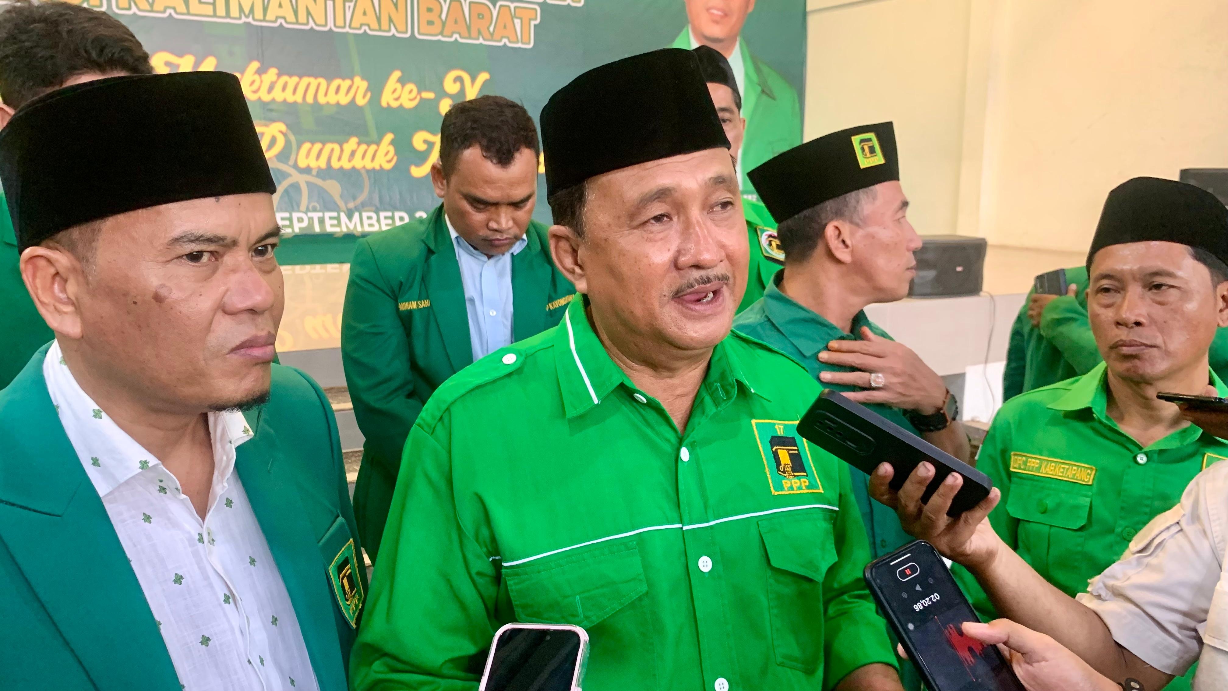 BERI KETERANGAN : Ketua DPW PPP Kalbar Abang M. Nasir memberikan keterangan pers usai Muskerwil di Pontianak, Rabu (24/9).