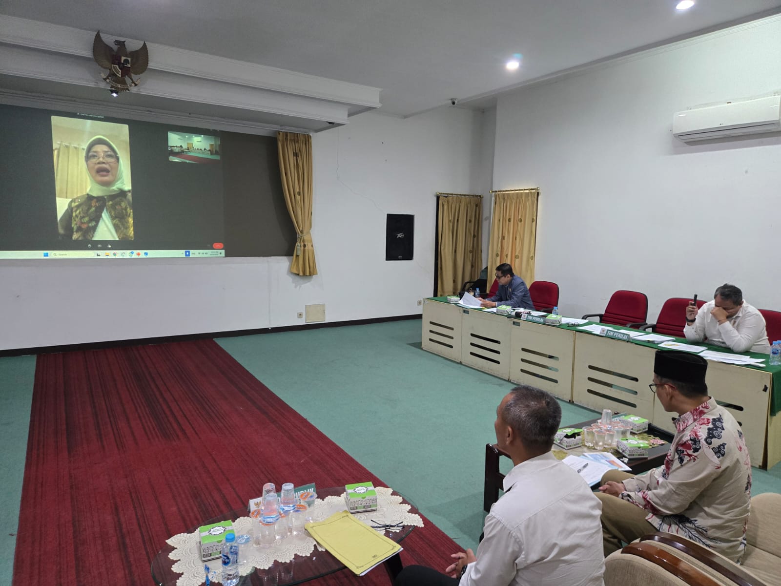 INFORMASI: Bupati Erlina melakukan video call menyampaikan informasi mengenai keterbukaan informasi publik yang sudah dilaksanakan.