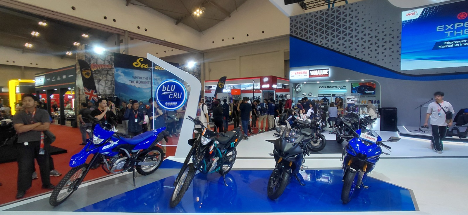 Booth Yamaha di IMOS 2025 tampil atraktif dengan deretan motor unggulan dan area pameran yang ramai pengunjung.