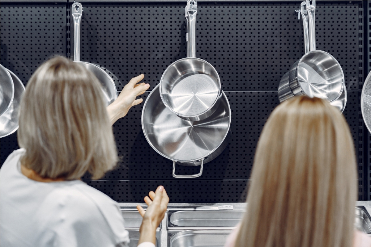 Ilustrasi memilih peralatan masak stainless steel.