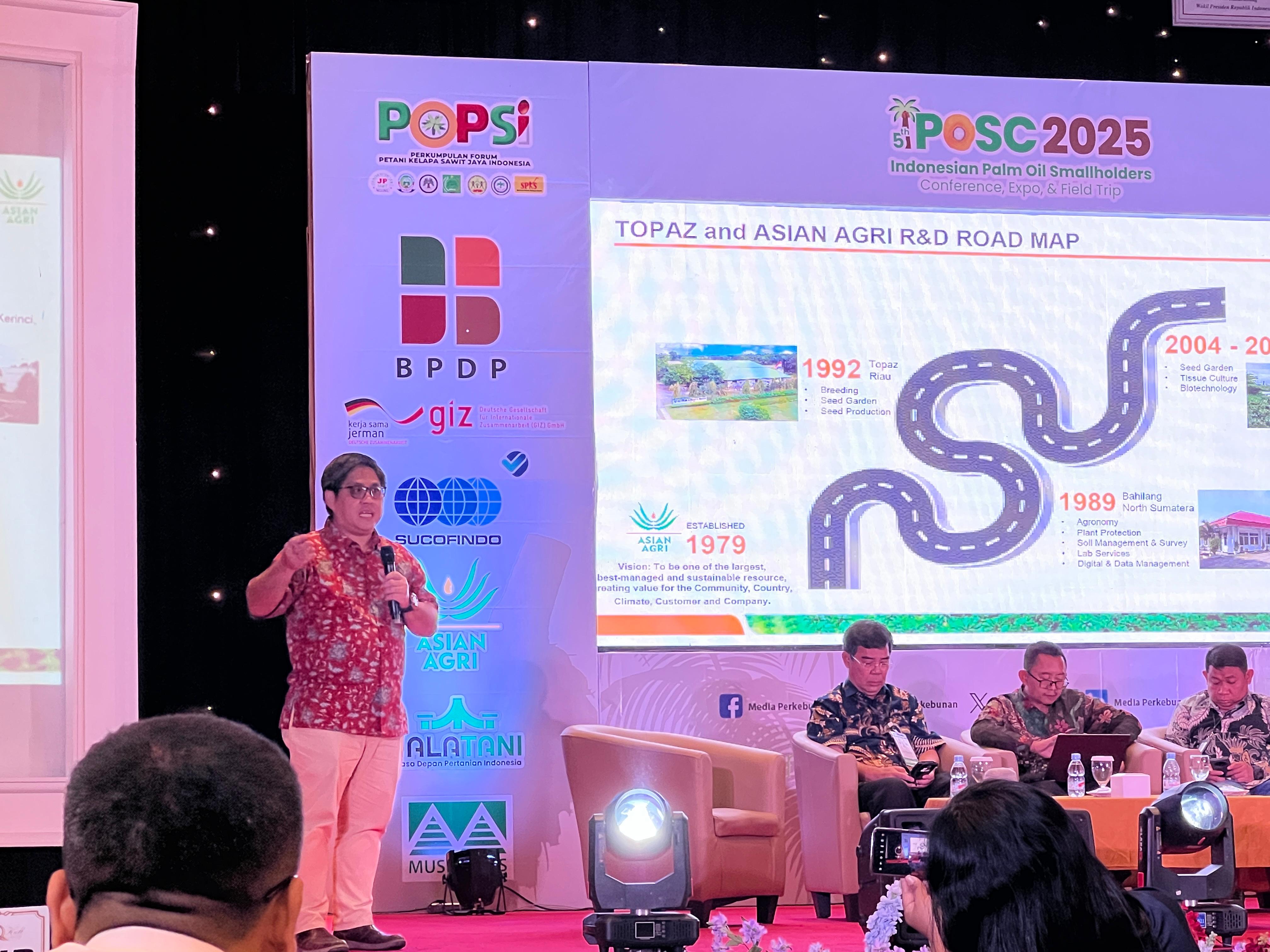Yopy Dedywiryanto, Head of Plant Breeding Asian Agri memaparkan peta riset dan pengembangan bibit sawit Topaz dalam IPOSC 2025 di Pontianak.