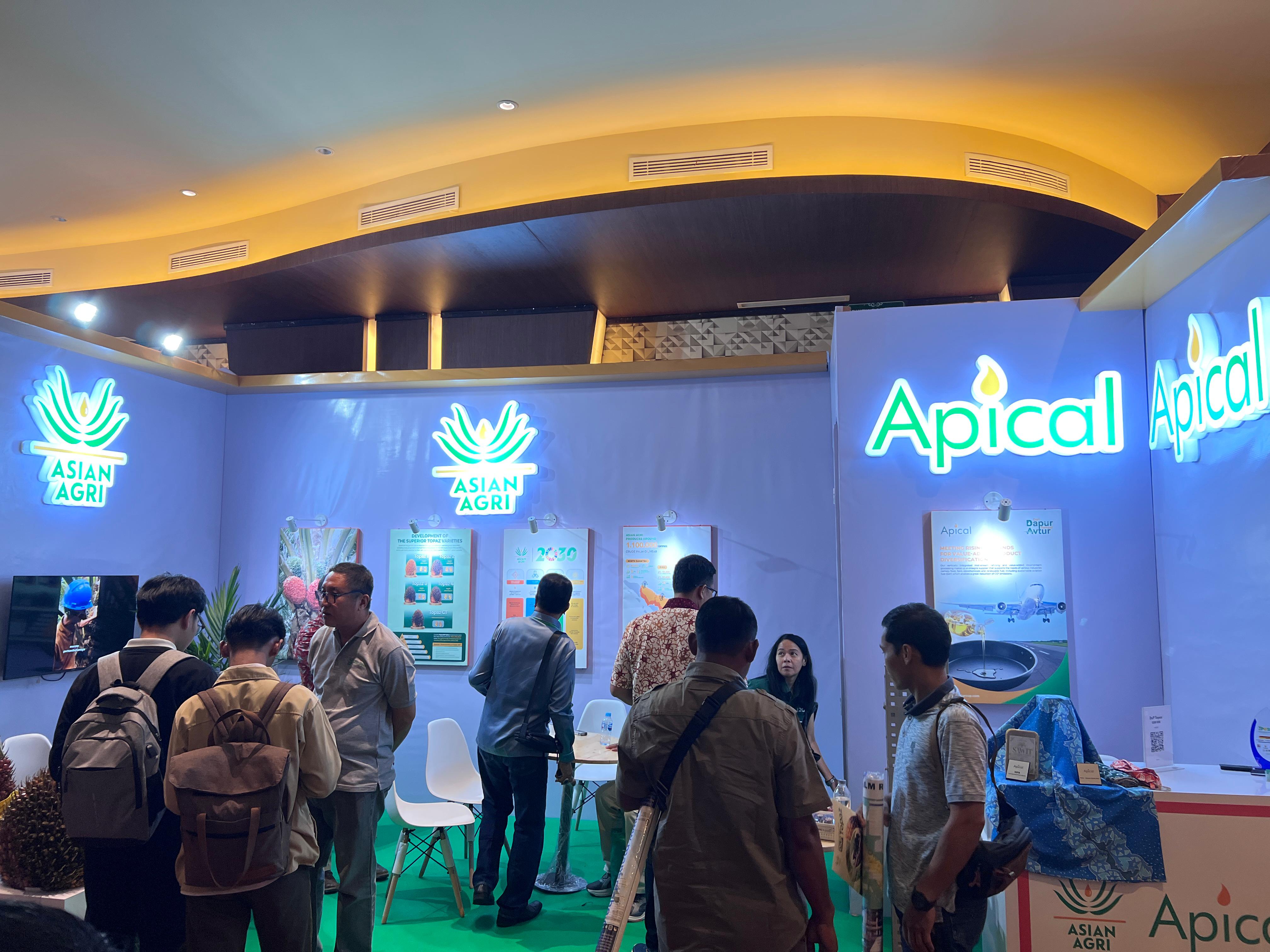 Suasana booth Asian Agri dan Apical di IPOSC 2025 Pontianak, ramai dikunjungi peserta untuk melihat inovasi sawit berkelanjutan.