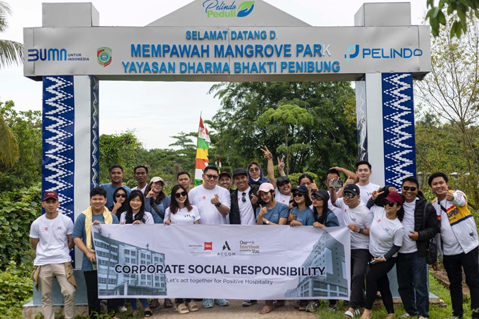 Tim Mercure & ibis Pontianak City Center beraksi dalam kegiatan CSR di Mempawah Mangrove Park, wujud nyata kepedulian pada lingkungan & masyarakat.