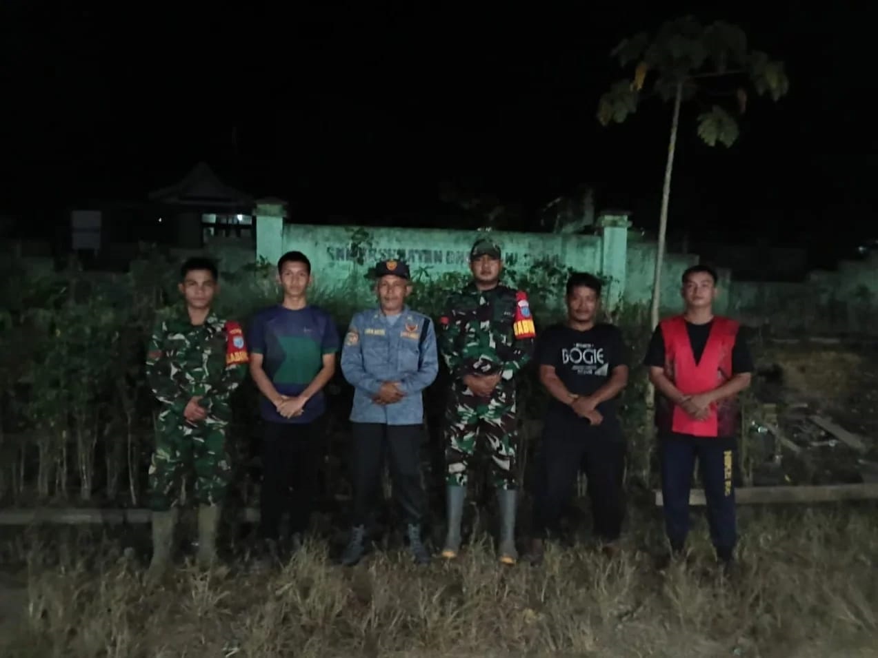 PATROLI: Babinsa dan tokoh adat Ketungau Hulu berpatroli bersama menjaga keamanan wilayah perbatasan.