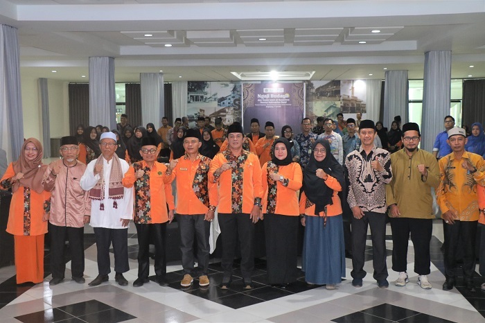 FOTO BERSAMA: Wakil Wali Kota Singkawang Muhammadin dan Ketua LPTQ Kota Singkawang, Muslimin bersama kafilah MTQ belum lama ini.