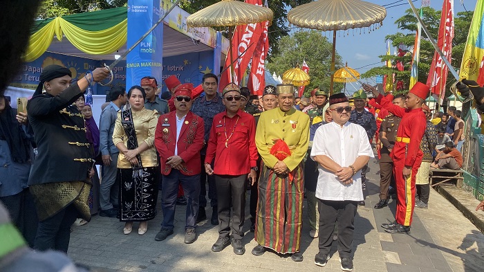 FESTIVAL: Wagub Kalbar, Krisantus Kurniawan dan Bupati Sanggau, Yohanes Ontot saat menyaksikan Festival Paradje Melayu di Sanggau.