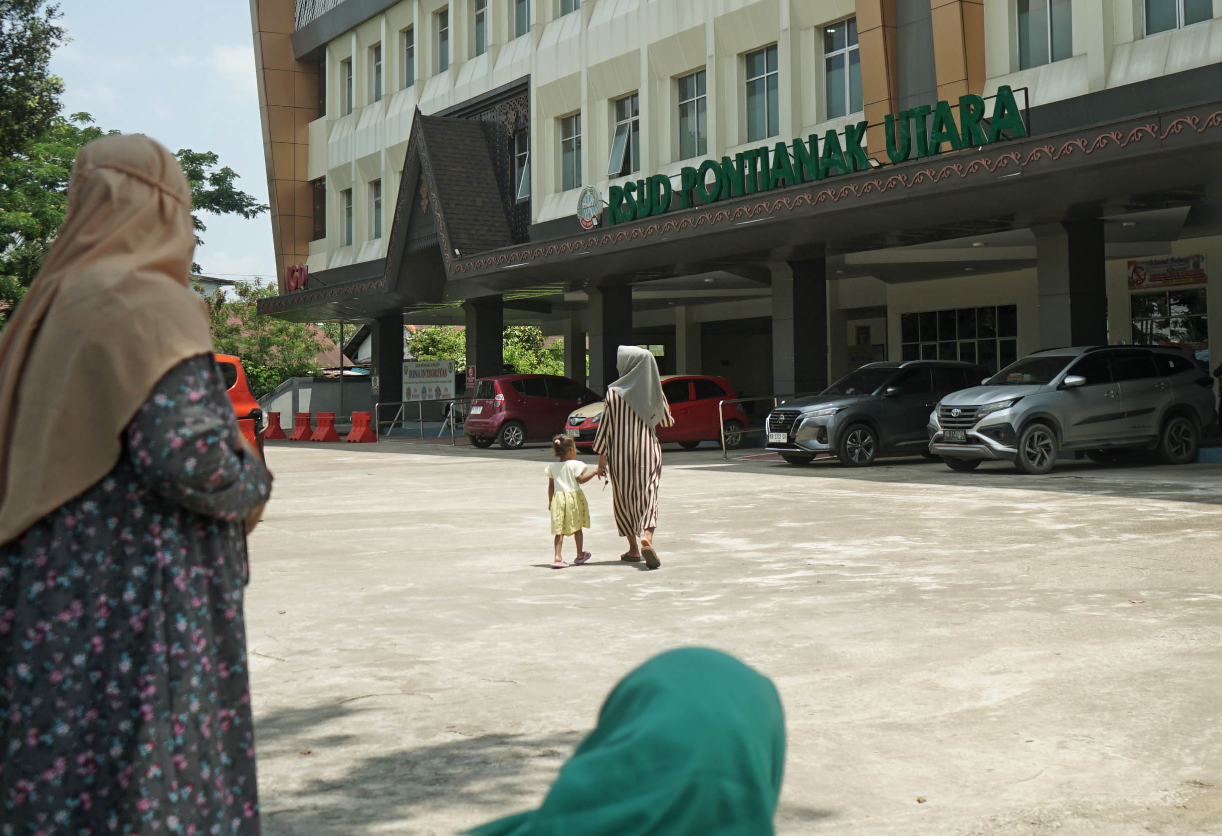 KASUS CAMPAK: Warga melintas di depan RSUD Pontianak Utara Jalan Khatulistiwa. Rumah sakit tersebut sedang menangani kasus lonjakan pasien campak yang banyak menyerang anak-anak,