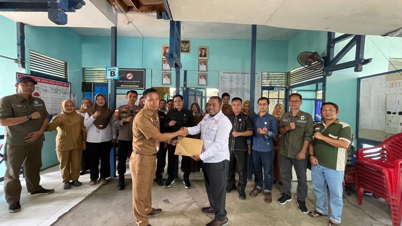 TINJAU : Kunjungan kerja Komisi A DPRD Kapuas Hulu saat meninjau pelayanan kesehatan di Puskesmas Pengkadan.