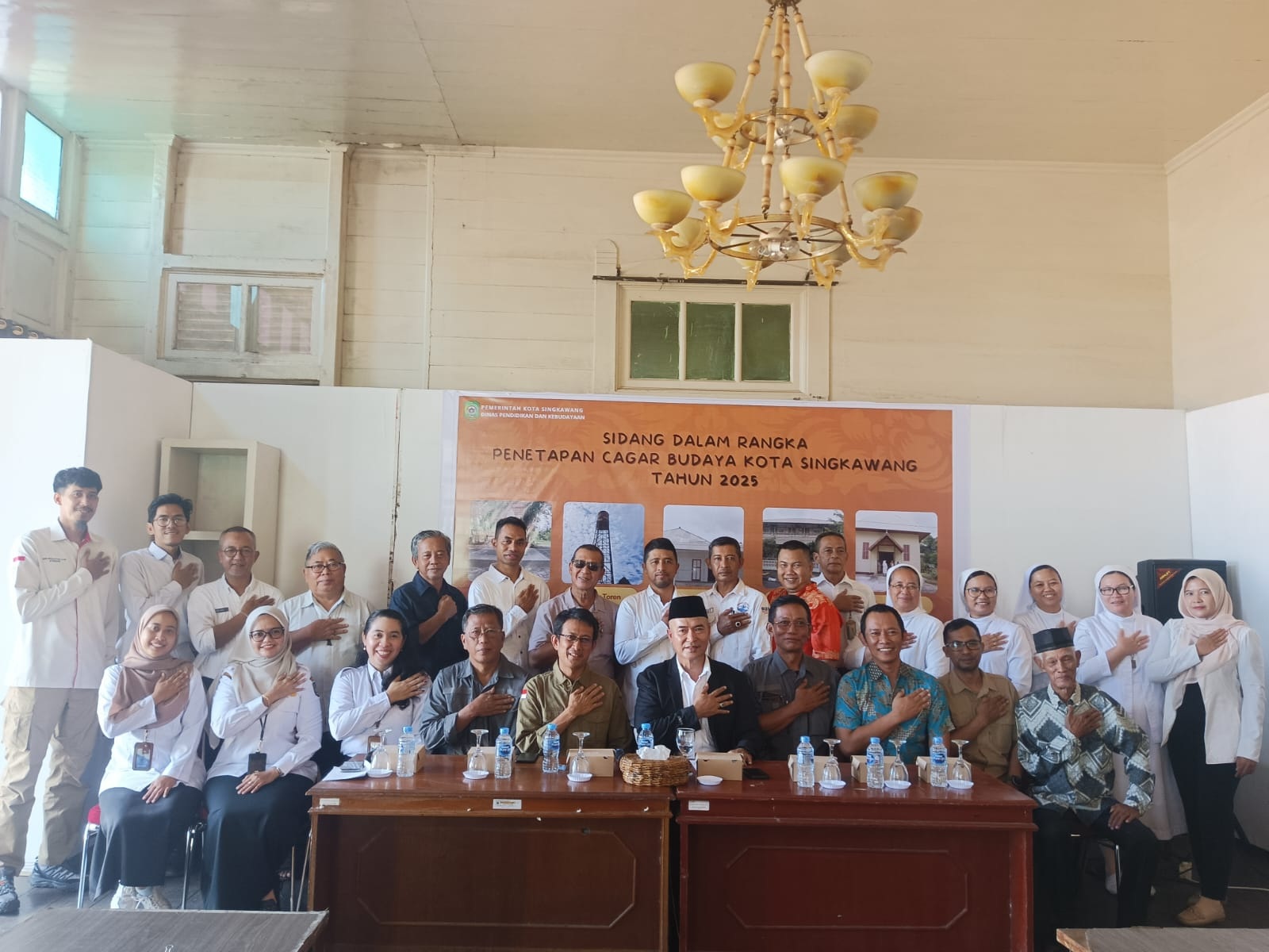 DIABADIKAN: Tim Disdikbud bersama Tim Ahli Cagar Budaya berfoto bersama usai sidang penetapan cagar budaya di Aula Mess Daerah, usai sidang penetapan cagar budaya di Aula Mess Daerah Singkawang, Rabu