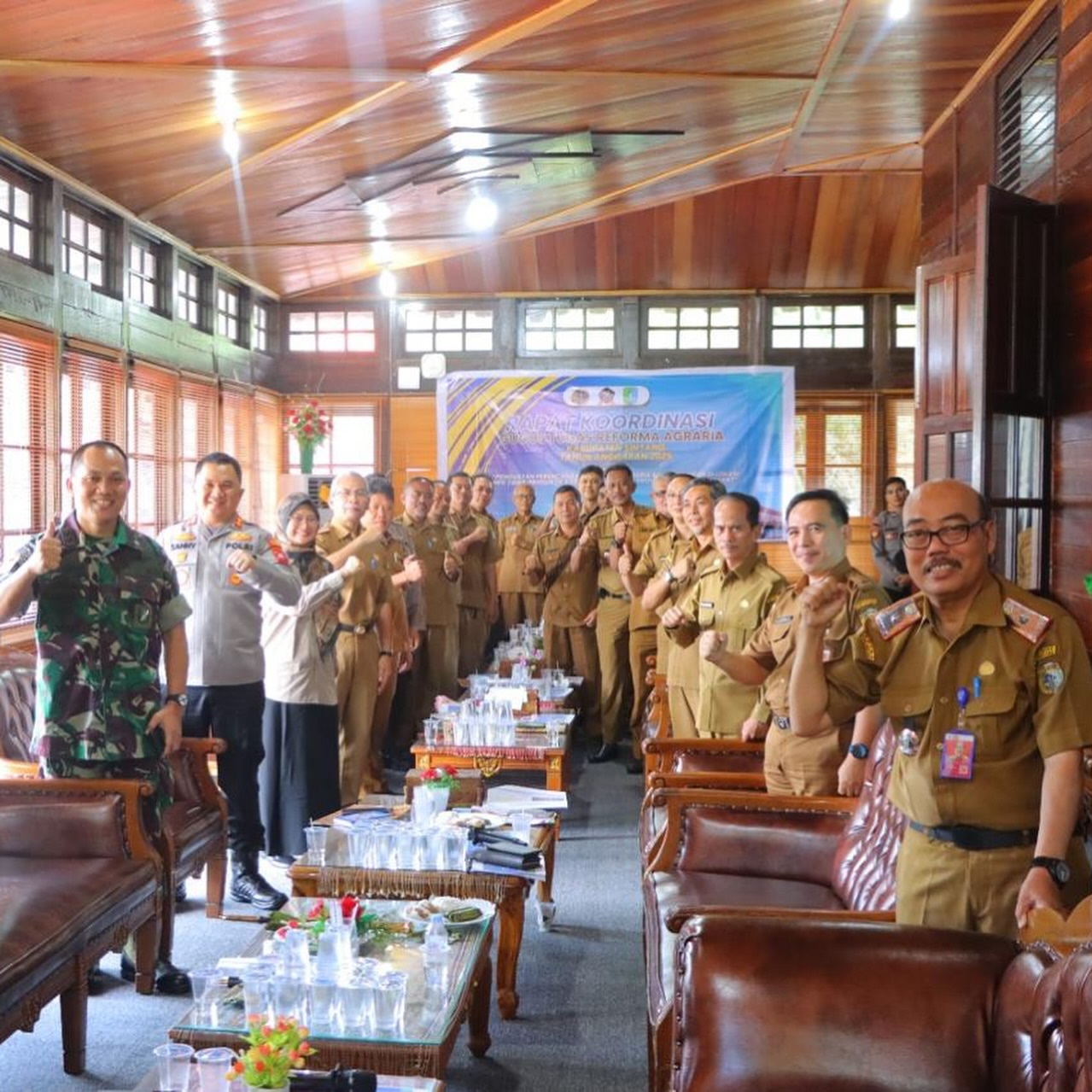 DIABADIKAN: Bupati Sintang Gregorius H. Bala bersama Fokopimda rapat koordinasi GTRA usai membahas penataan lahan HPK tidak produktif.