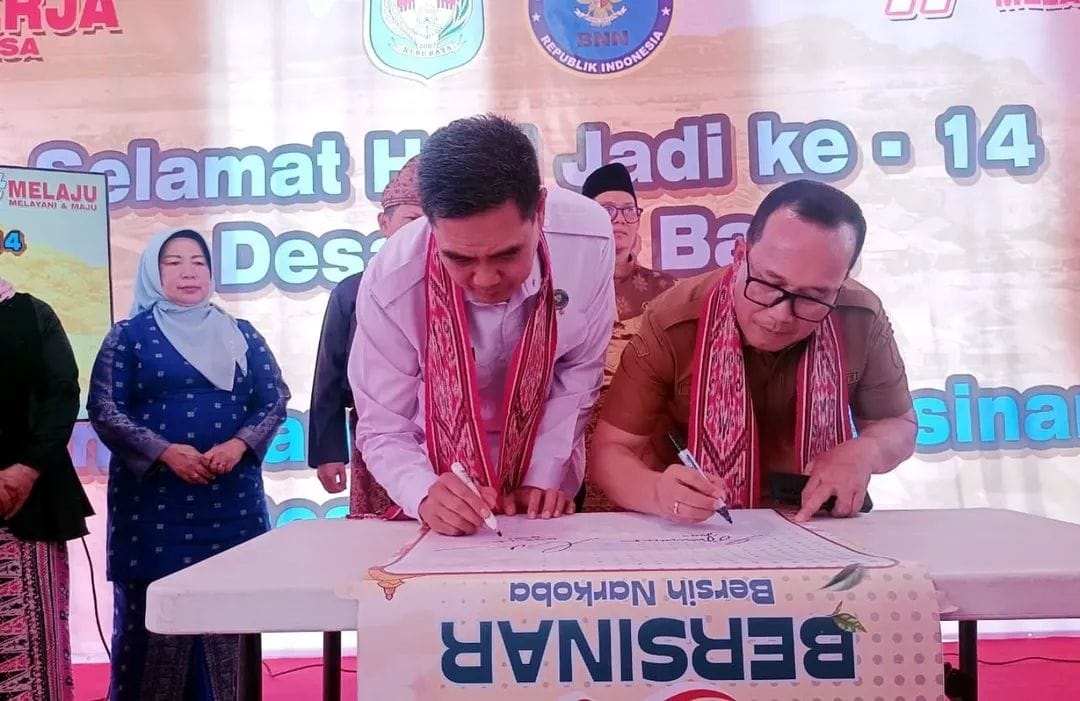 KOMITMEN: Bupati Kubu Raya, Sujiwo, bersama Kepala BNNP Kalbar, Brigjen Pol Totok Lisdiarto, mencanangkan Desa Parit Baru sebagai Desa Bersinar, Senin (22/9).