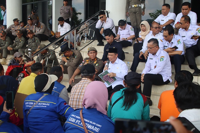 DIALOG: Gubernur Kalbar Ria Norsan berdialog dengan perwakilan buruh, petani, nelayan, dan masyarakat adat di kantornya, Rabu (24/9).