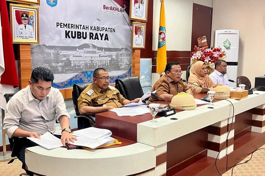 RAKOR: Wabup Kubu Raya, Sukiryanto saat memimpin rapat koordinasi penyaluran migas bersubsidi di Kantor Bupati Kubu Raya, Senin (22/9).