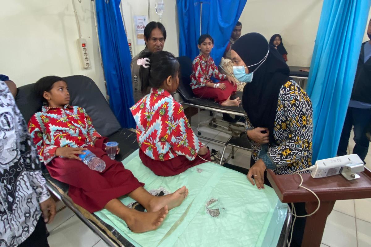 Petugas medis memeriksa kesehatan siswa diduga keracunan usai makan puding pada program MBG di SDN 1 Simpang Hilir, Kabupaten Kayong Utara pada Kamis (25/9).