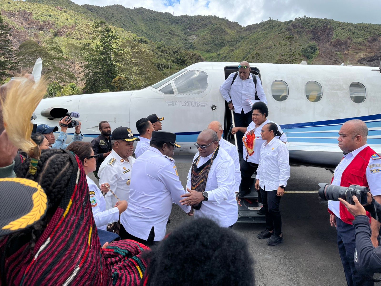 Gubernur Papua Tengah Meki Nawipa disambut hangat setibanya di Bandara Mulia, Puncak Jaya, Rabu (24/9/2025).