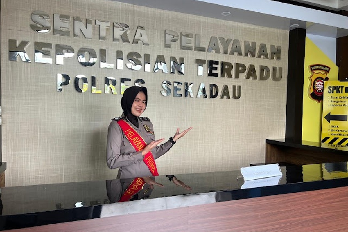 Ilustrasi Petugas Sentra Pelayanan Kepolisian Terpadu (SPKT) Polres Sekadau siap melayani masyarakat dalam pengurusan Surat Keterangan Tanda Lapor Kehilangan (SKTLK).