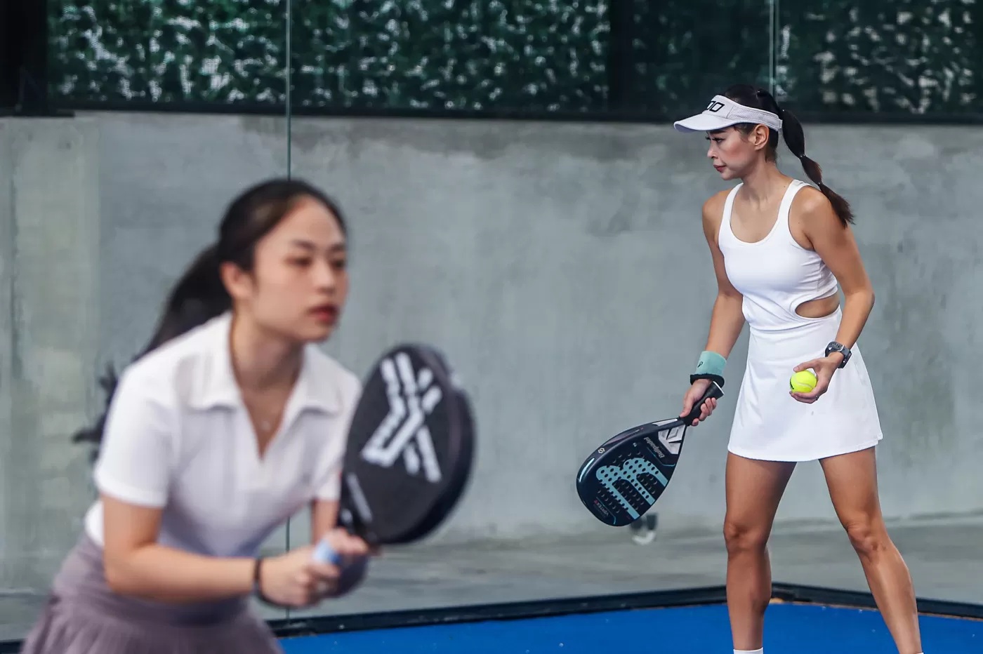 Ilustrasi outfit bermain padel.