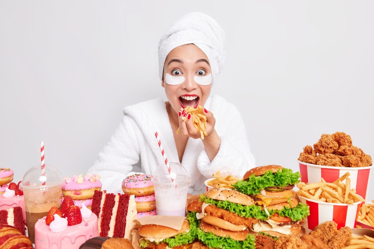Ilustrasi wanita mengkonsumsi makanan cepat saji dan ultra-proses.