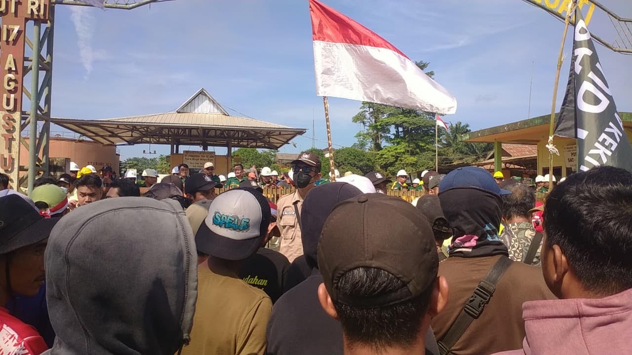 AKSI DAMAI : Warga menggelar aski damai di depan pintu masuk pabrik kelapa sawit PT. Minamas, Selasa (23/9).