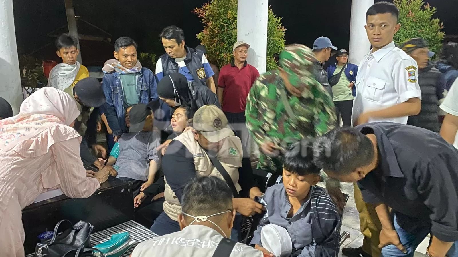 Pelajar yang mengalami keracunan paket MBG menerima pengobatan di GOR Kecamatan Cipongkor dan UGD Poned Puskesmas Cipongkor, Kabupaten Bandung Barat, Senin (22/9) malam.
