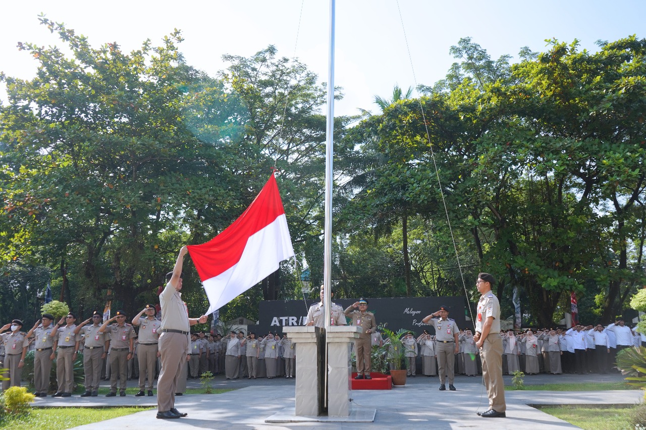 Kanwil BPN Kalbar menyelenggarakan Upacara Pengibaran Bendera dalam rangka memperingati Hari Lahir Undang-Undang Pokok Agraria (UUPA) ke-65.