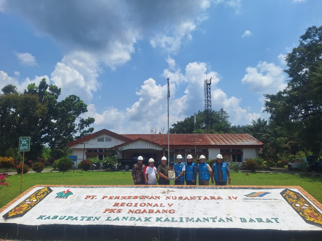 Foto bersama Manajemen PLN UP3 Mempawah dengan Manajemen Pabrik Kelapa Sawit Ngabang, di PT. Perkebunan Nusantara IV Regional V Kalimantan Barat. (25/09)