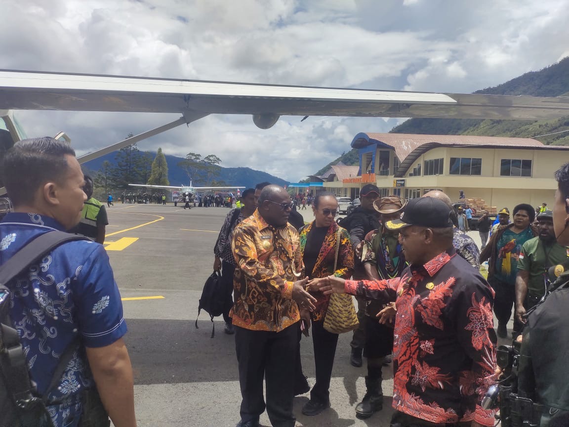 Gubernur Papua Tengah Meki Nawipa disambut hangat di Bandara Mulia usai rapat kerja pemerintah di Puncak Jaya.