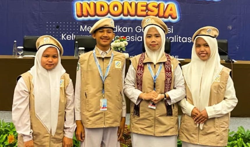 DIABADIKAN: Dua santri MA Ushuluddin Singkawang, Vyo Divan (tengah kiri) dan Annisa Almaghfirah (tengah kanan), berpose setelah mengikuti Akademi Keluarga Indonesia di Jakarta.