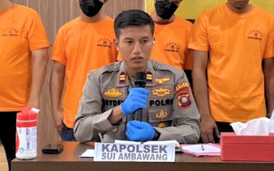 KONFERENSI PERS: Kapolsek Sungai Ambawang Iptu Reyden Fidel Armada saat konferensi pers  penangkapan pria berinisial IP (31) mencuri sebuah dump truck di Sungai Ambawang.
