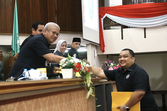 RAPAT PARIPURNA: Sekda Kalbar Harisson menghadiri Rapat Paripurna DPRD Kalbar penyampaian pandangan umum fraksi terhadap dua Raperda.