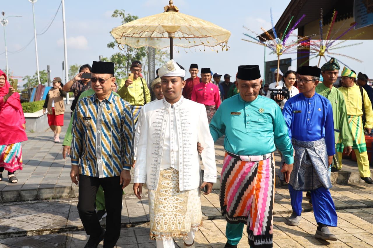 MENIKAH: Pasangan Nurul Samsih dan Susilawati yang melangsungkan pernikahan di MPP Kota Pontianak.