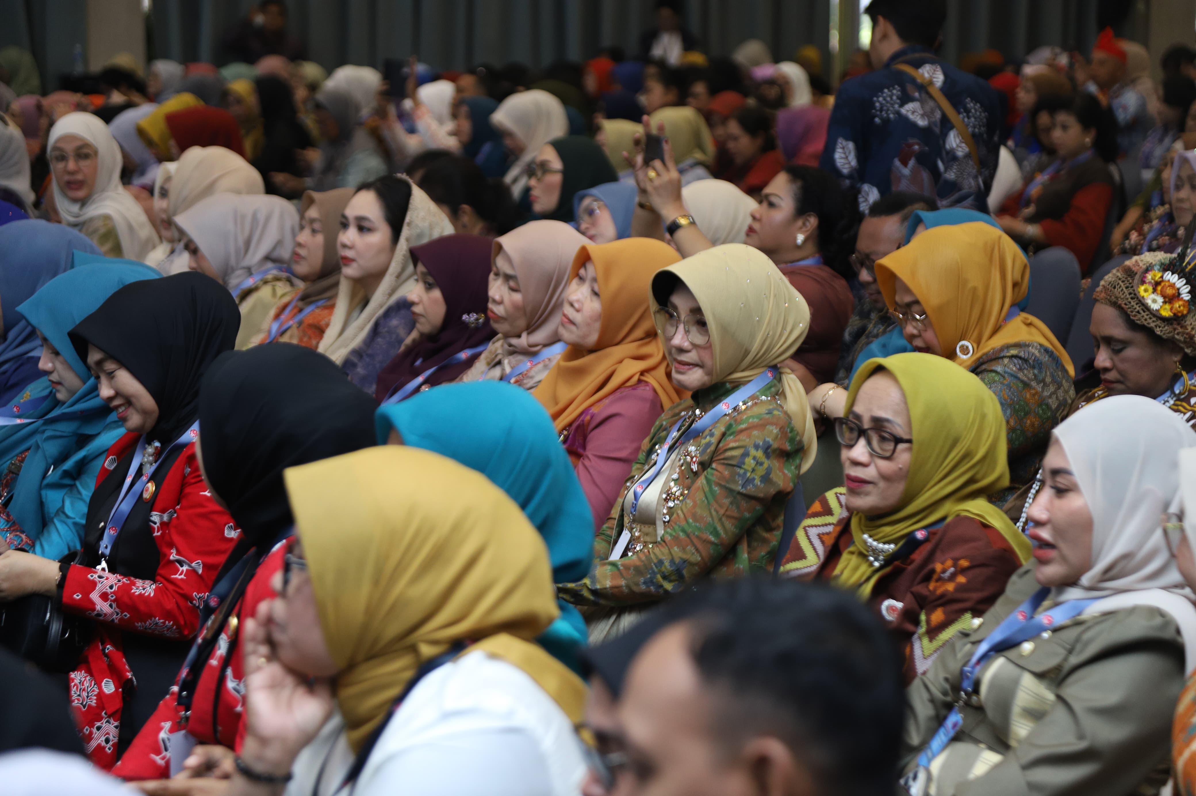 DEKRANASDA: Ketua Dekranasda Kota Pontianak Yanieta Arbiastutie saat menghadiri Rakernas Dekranas di Jakarta.