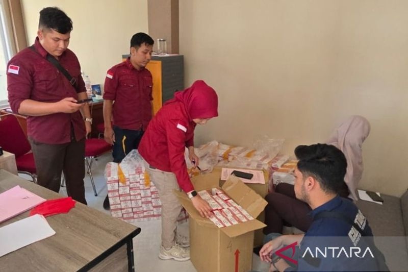 SERAHKAN BB: Petugas Beacukai Kalbarbar menyerahkan barang bukti rokok ilegal kepada Kejaksaan Negeri Mempawah.