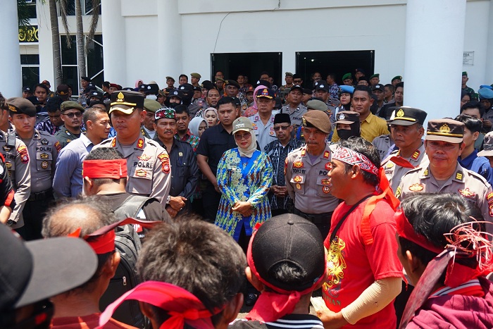 DEMONSTRASI: Ratusan warga Desa Bumbun dan Desa Amawang, Kecamatan Sadaniang menggelar aksi unjuk rasa damai jilid dua di Kantor Bupati Mempawah, Kamis (25/9).