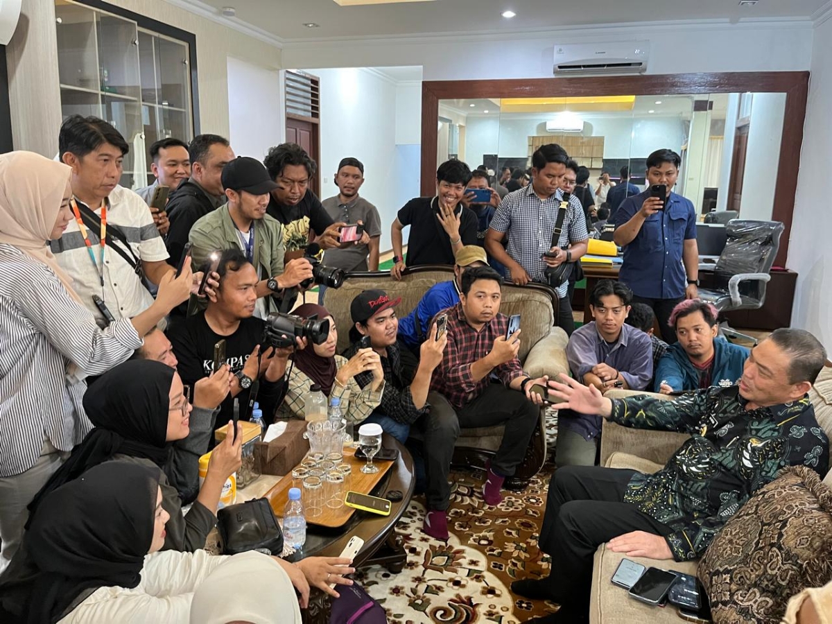 Gubernur Kalbar Ria Norsan memberikan keterangan soal penggeledahan rumah pribadinya oleh KPK pada Jumat (26/9).