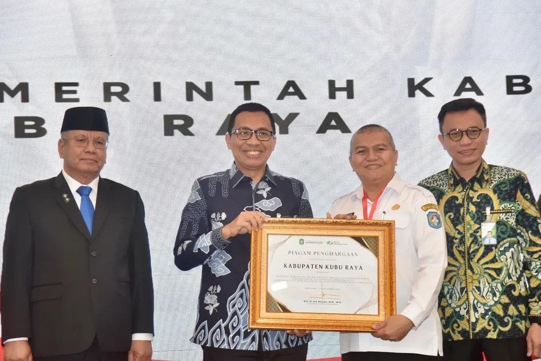 PENGHARGAAN: Sekda Kubu Raya Yusran Anizam menerima Paritrana Award Kalbar 2025 dari Kepala BPJS Ketenagakerjaan Wilayah Kalimantan, Ady Hendratta di Hotel Ibis Pontianak, Rabu (24/9).