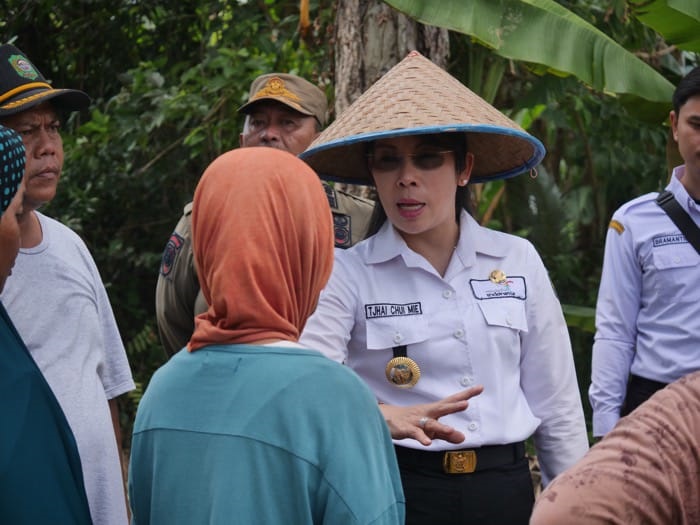 SERAP ASPIRASI: Wali Kota Singkawang Tjhai Chui Mie berdialog dengan petani Kelompok Harum Manis saat kunjungan di Kelurahan Sedau.