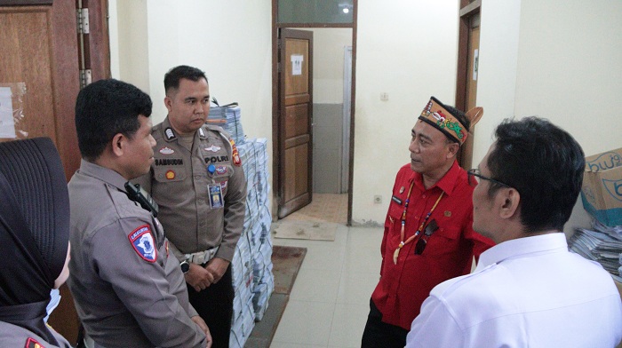 TINJAU: Wagub Kalbar Krisantus Kurniawan meninjau UPT PPD Sanggau, Rabu (24/9).  Menurutnya Kalbar memerlukan gedung yang dikhususkan untuk penyimpanan dokumen pajak kendaraan.