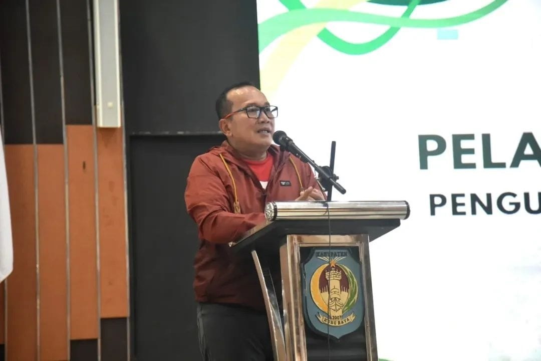 MOTIVASI: Bupati Kubu Raya Sujiwo memberikan motivasi kepada purna Paskibraka agar menjadi agen perubahan di masyarakat.