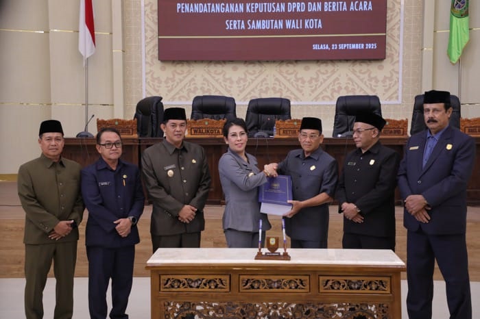DISAHKAN: Wali Kota Singkawang Tjhai Chui Mie dan Ketua DPRD Sujianto bersalaman usai menandatangani berita acara pengesahan Perubahan APBD 2025.