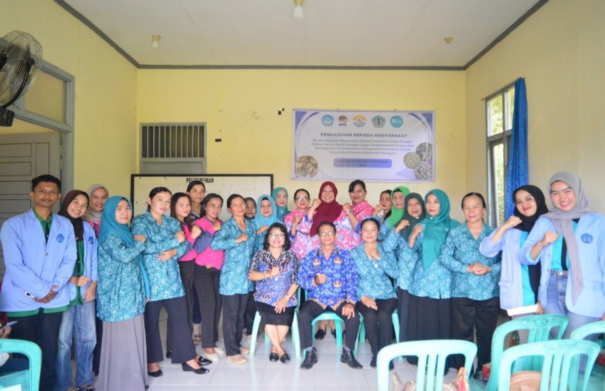 Tim PKM PSDKU Politeknik Negeri Pontianak di Kabupaten Sanggau  foto bersama dengan mitra peserta dari PKK Kelurahan Bunut.
