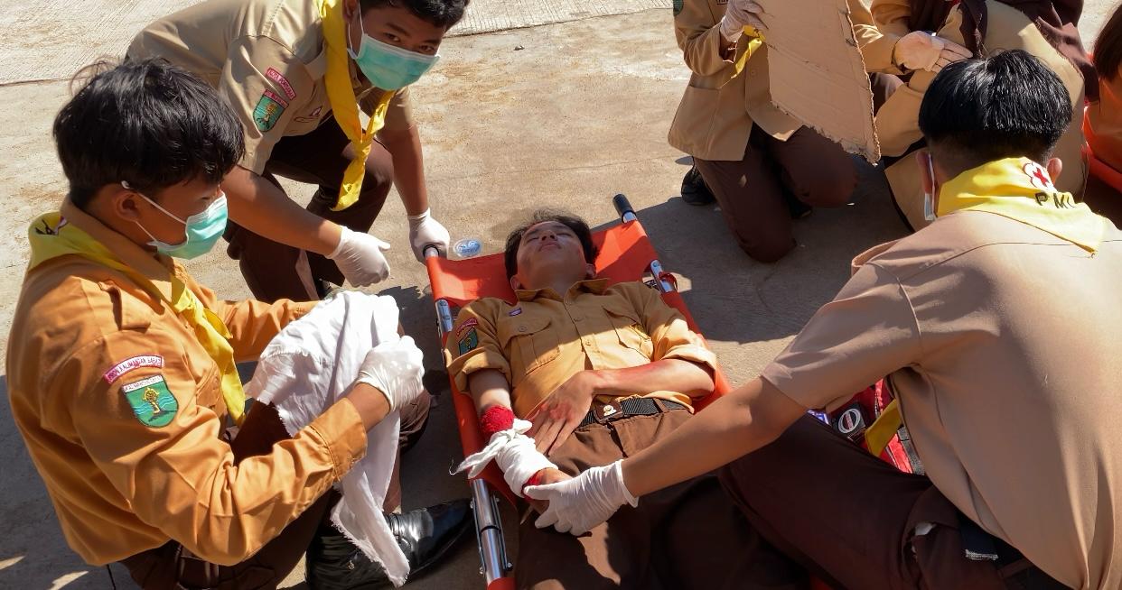 TANGGAP DARURAT: Simulasi Kesiapsiagaan Tanggap Darurat pada kegiatan yang berlangsung di SMAN 12 Pontianak, Jumat (19/9).
