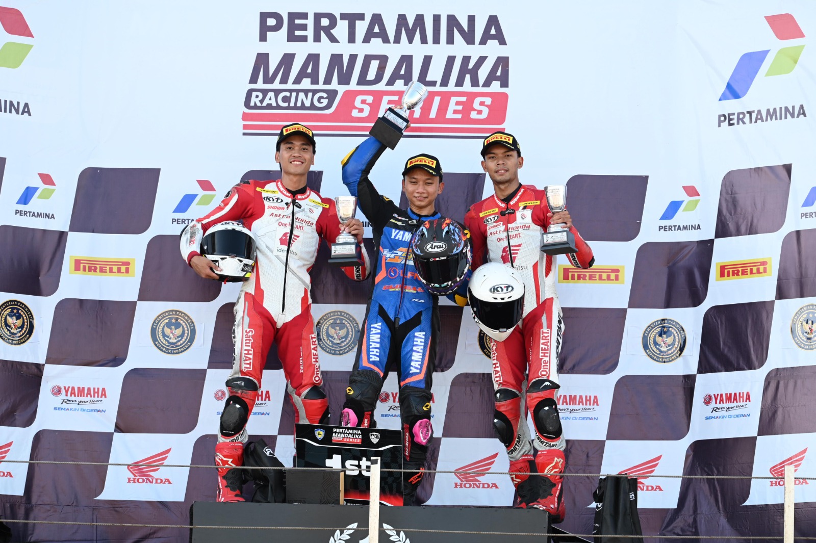 Para pebalap Astra Honda Racing Team (AHRT) naik podium dalam gelaran seri keempat Mandalika Racing Series (MRS) 2025. B
