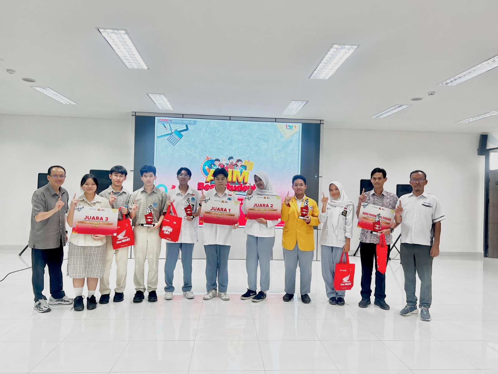 Astra Motor Kalimantan Barat kembali menggelar ajang tahunan AHM Best Student (AHMBS) Tingkat Regional 2025, sebuah kompetisi karya tulis ilmiah untuk pelajar SMA/SMK se- Kalimantan Barat.