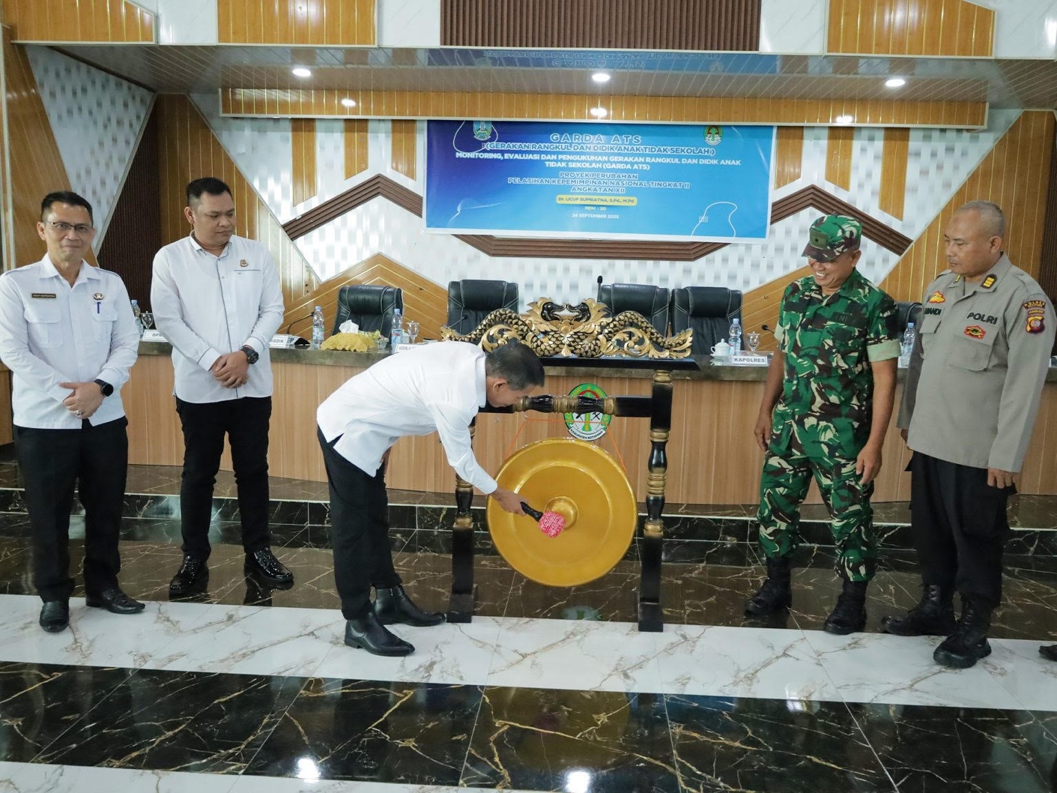 LUNCURKAN : Wabup Ketapang, Jamhuri Amir, memukul gong sebagai tanda diluncurkannya Tim Kerja Garda ATS, Rabu (24/9).