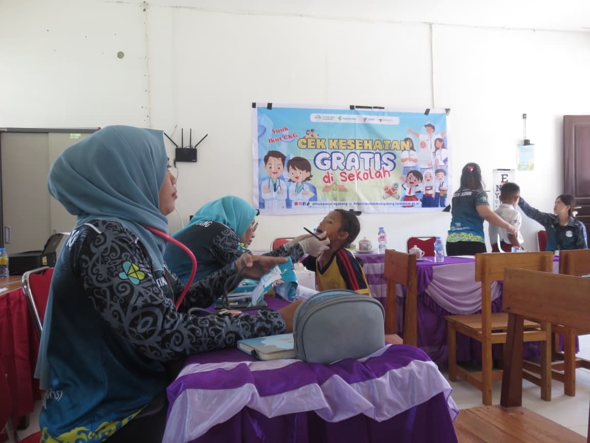 CEK : Petugas Puskesmas Ngabang saat melakukan pengecekan kesehatan gratis terhadap siswa SDN 01 Ngabang.