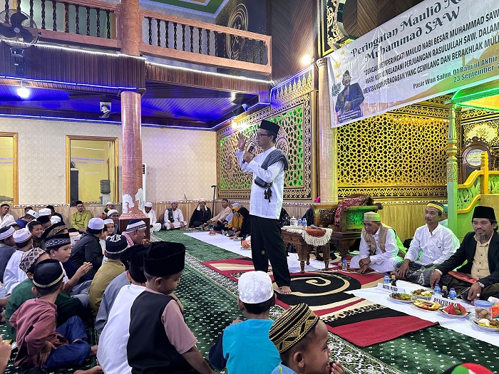 SAMBUTAN: Kabag Kesra Pemkab Mempawah memberikan sambutan saat Peringatan Maulid Nabi Muhammad SAW 1447 H di Masjid Besar Darussalam Pasir Wan Salim.