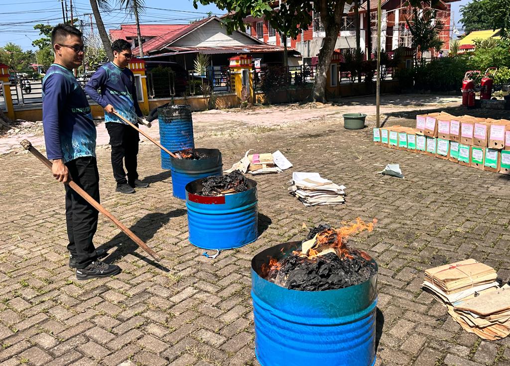 BAKAR: Proses pemusnahan arsip dengan cara dibakar.